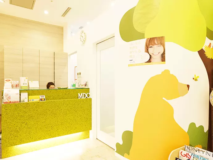 非常にオシャレな内装のクリニックでは、最新の設備を取り揃えています。