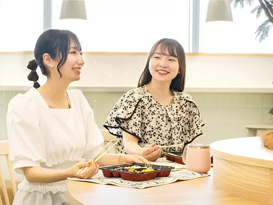 社員に人気のランチ無料制度！休憩スペース､ウォーターサーバー、自販機もご用意しています！
