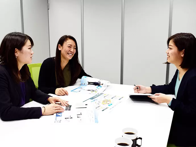 お客様へ訪問する前に情報共有！お互いのノウハウを教え合い、助け合う社風です。