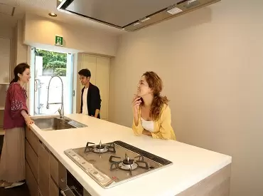 30代の男女が多く活躍する職場です。個性的な人が多いので、あなたも遠慮なく個性を出してください