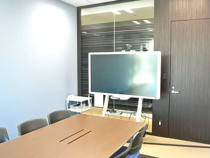 お客様に快適に会議室をご利用いただくために、スピーディーかつ綺麗に掃除を行うのも大切なお仕事です
