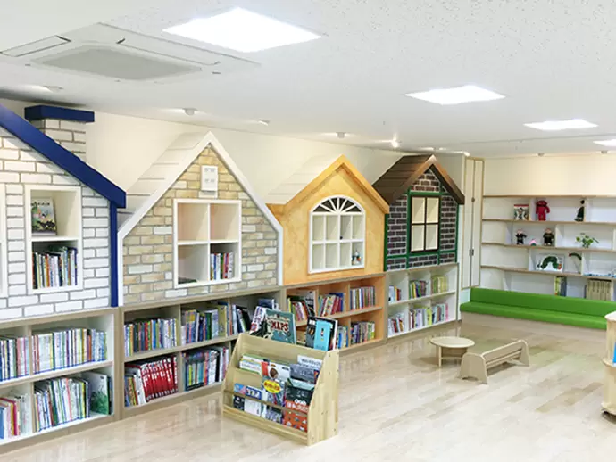 絵本の魅力を最大限に活用した「えほん保育園」も運営しています