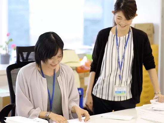 自分の会社の先輩や上司がすぐ隣にいますので、何でも遠慮なく質問してください！