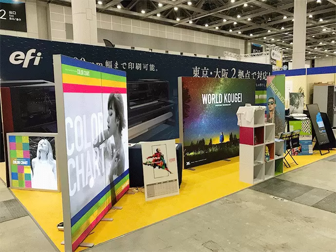 展示会でのひとコマ。各種バナーやデジタルサイネージなども商材としています。