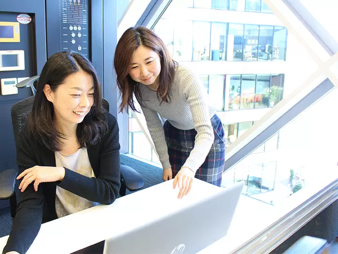 業務は協力しながら進めています。分からないことがあれば何でも聞いていただける環境です。