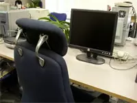 大きな椅子と19インチの液晶ディスプレイが待っています。