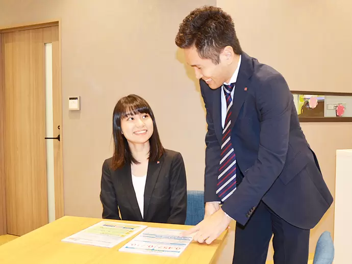 入社後は、先輩が丁寧に仕事の流れを教えていきます。