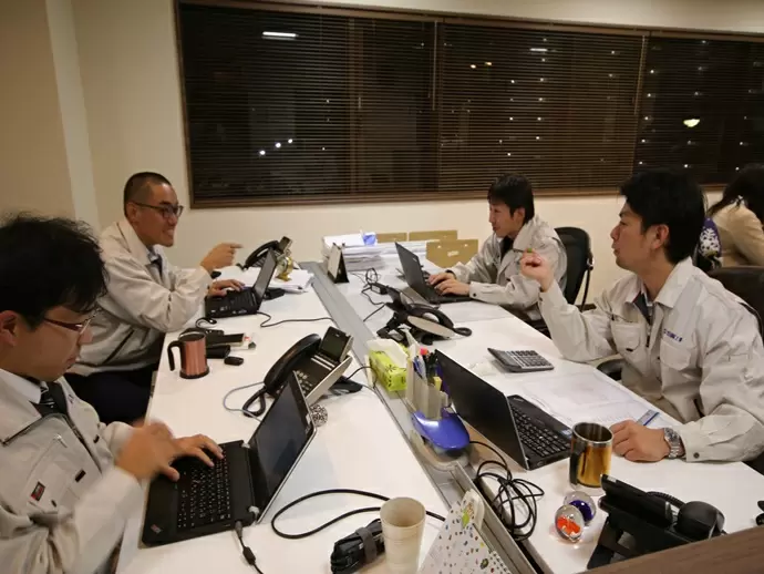 同じフロアで施工管理職の仲間のサポートをしています。