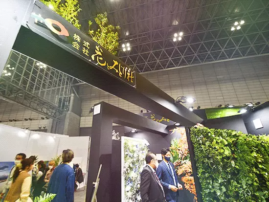 各イベント会場のコンセプトに合わせて、社内にいるデザイナーが一つ一つの作品を手作りしています。