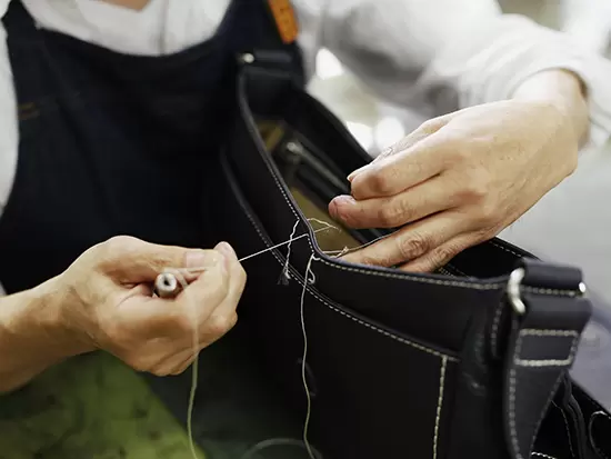 自社工房では沢山の職人が活躍中。熟練の技と情熱が製品に込められています。