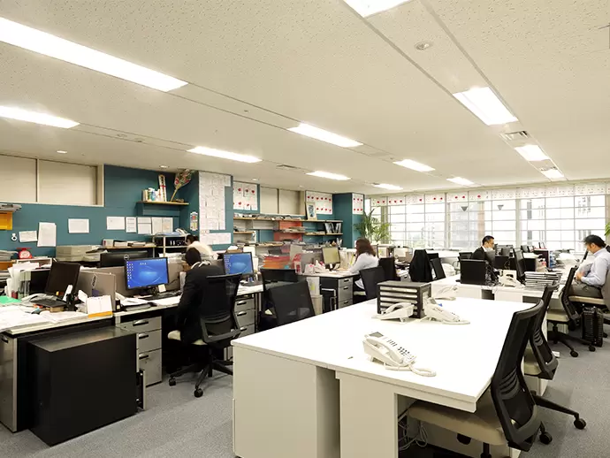 営業も事務もワンフロアで仕事をしています。だから社員同士、部署の垣根を越えて仲が良いです♪
