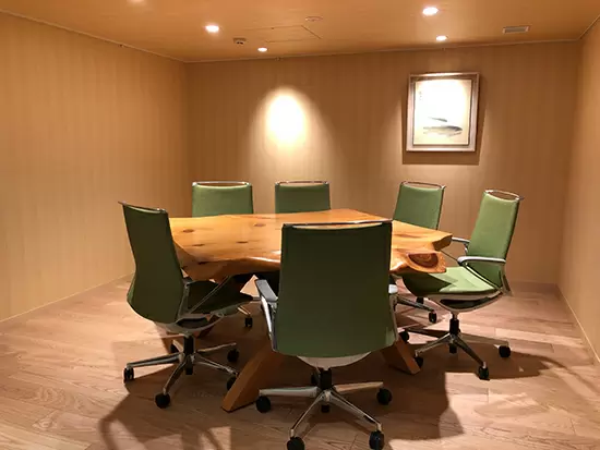 オフィスを移転してからも、移転前に利用していたこだわりのひのきのテーブルを使用！