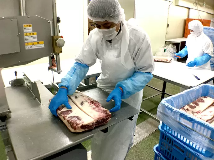 本社にはブロックのお肉をカットする工場が隣接。九州全域の「吉野家」さんのお肉を扱っているんですよ☆