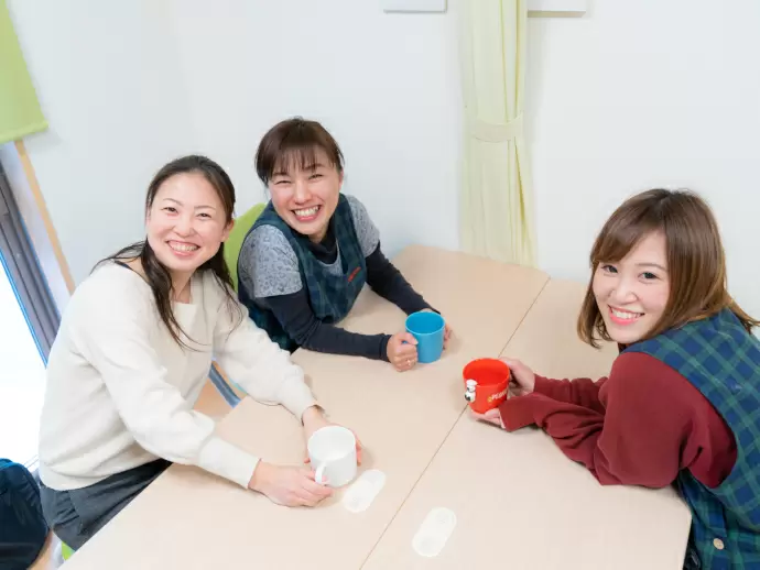 スタッフたちの休憩タイムの一コマ。保育室とは別に休憩室が完備され、ちゃんと休むことができます。