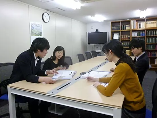 勤務先は淀屋橋駅から徒歩3分。転勤無しなので地に足つけて働けます。