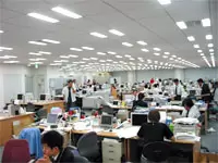パーテーションも社長室もなく、広々としたフラットなオフィス。