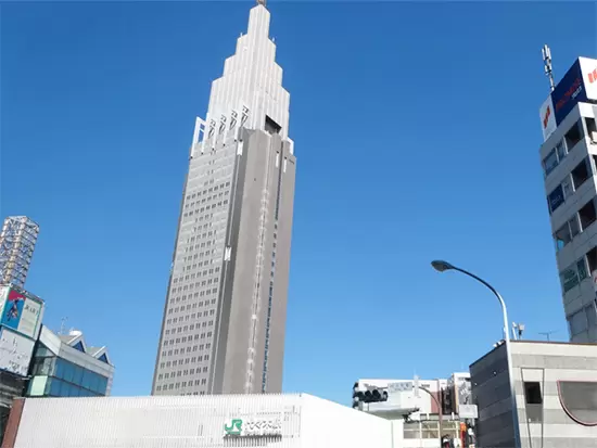 オフィスは代々木駅の目の前、徒歩1分圏内にあります。通勤に便利な環境です♪