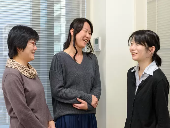 勤続15年の女性スタッフも活躍する東京事業所。集中できるオフィスの働きやすさは格別です。