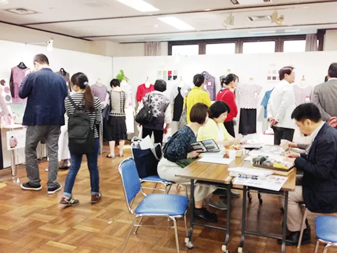 展示会には、数100名以上の方が訪れます！商品を直接見てもらえるので、魅力が伝わりやすくなっています。