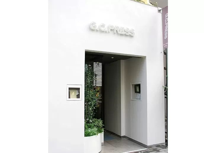銀座にある直営店は1F・B1Fの2フロア。オシャレで落ち着いた雰囲気でお客様をお迎えしています。
