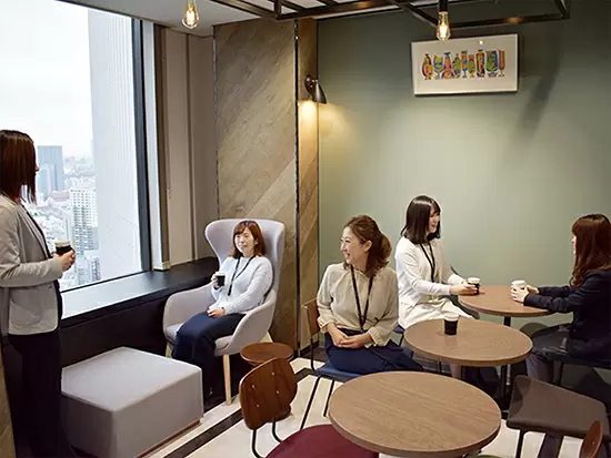 社内にあるカフェのような休憩スペースでちょっと一服♪