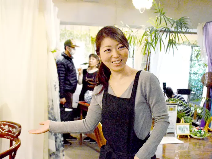 2階にある占い館「愛梨」は一人でも入りやすい明るい雰囲気。お客様をあたたかくお出迎えしてくださいね。