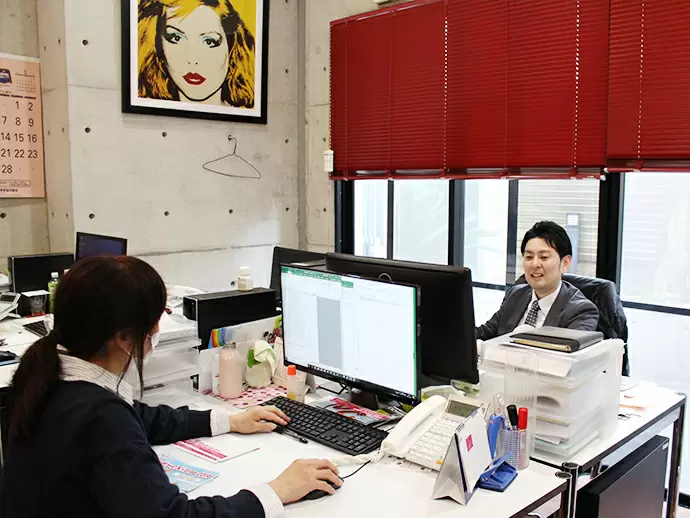 営業と事務が協力し合いながら和気あいあいと働いています◎