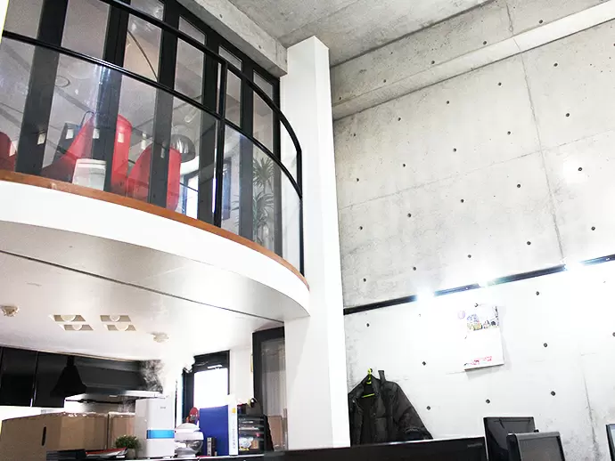 「箕面」駅から徒歩3分と駅チカ勤務でアクセス抜群の環境です♪