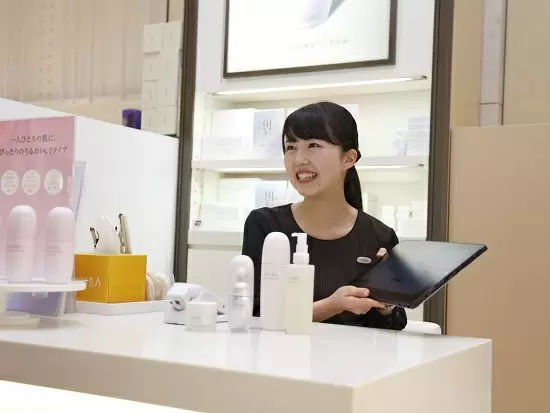 店頭では、肌測定器を活用したカウンセリングで、お客様一人ひとりに合った商品をご紹介します。