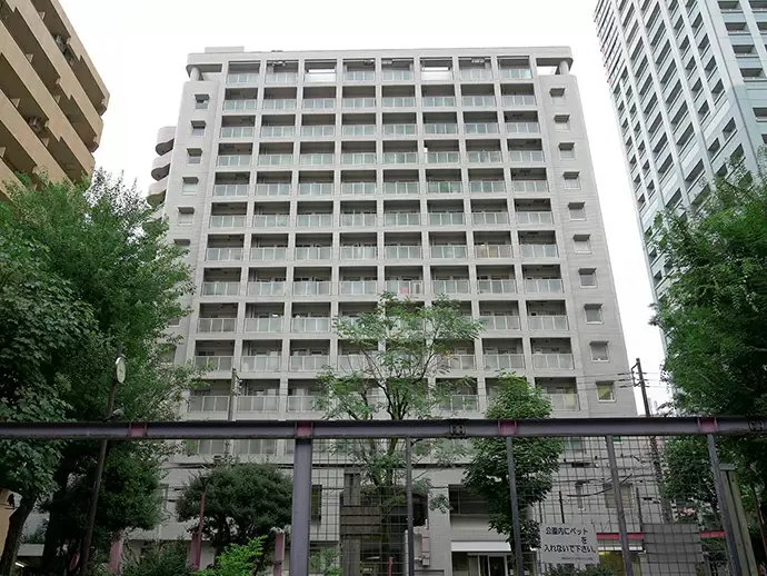 「新宿御苑前駅」から徒歩5分でアクセス便利です。