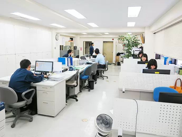 仕切りが無く、オープンなフロアです。