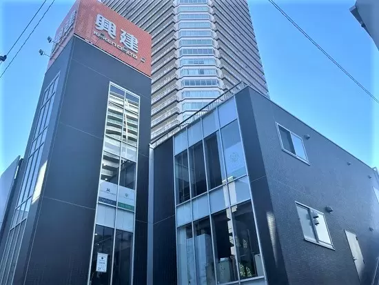 駅チカの好立地。服装はオフィスカジュアルでOK◎