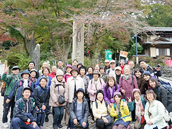 高尾山での登山ツアーの様子｡地域交流のイベントもスタッフ全員でワクワクしながら企画･開催しています！