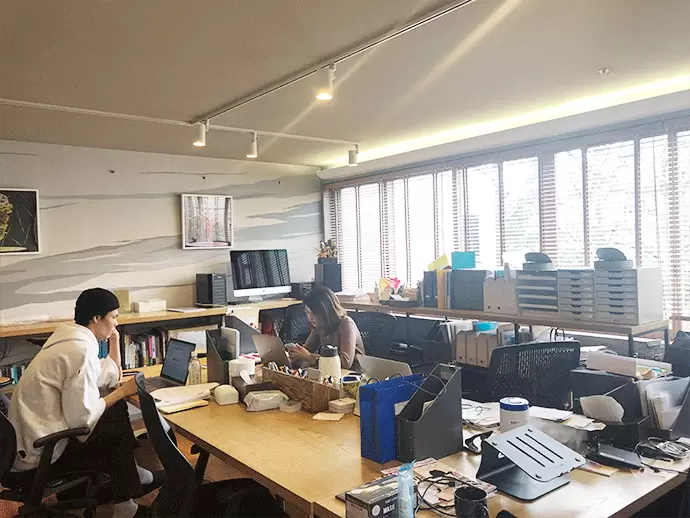 社員同士が近い距離で働いているため、疑問点もすぐに聞きやすい環境です。（マネージャー）