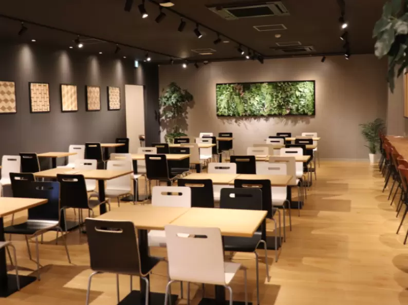 当社のカフェテラスです。 FreeWiFi完備と落ち着いたBGMが特徴で 働きやすさにこだわりがあります。