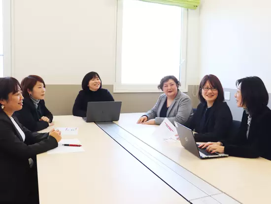 30代～50代の女性が中心となり、活躍しています。部長職に就いているのも女性です！