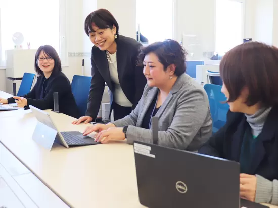 チームワークの良さも魅力のひとつ。みんなで声を掛け合いながら業務を進めています。