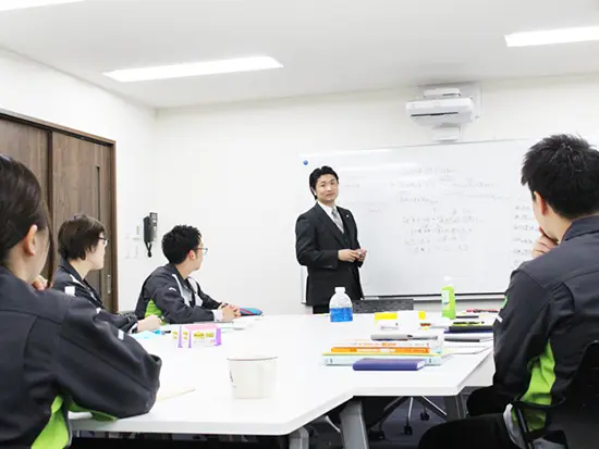 時には代表自らが研修を実施することも。分かりやすく丁寧に教えますのでご安心ください。