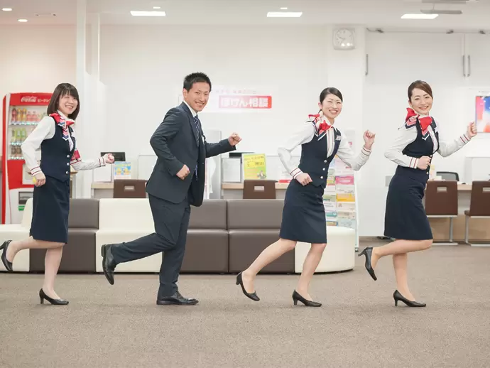 こんなユニークなポーズも決めてくれました！社員同士のチームワークが抜群の職場です♪