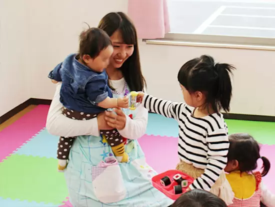 0～2歳児の子どもと楽しく過ごしています。ハイハイから話せるようになるまで子どもの成長を見守れます！