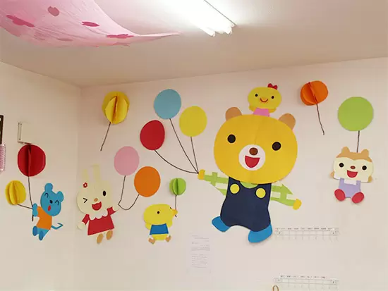 壁飾りは社員で分担して作っています。