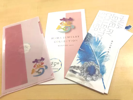 『マスクケースにして使ってもらおう』など、展示会のパンフレット制作も社員のアイデアの元作成しています