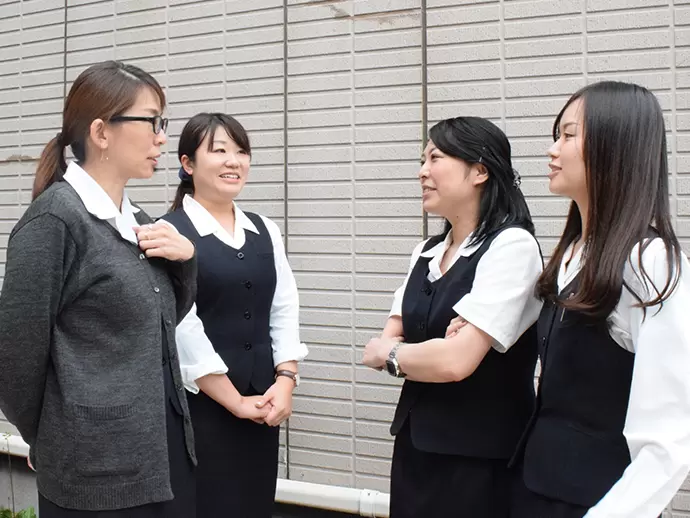 女性社員同士協力して仕事を進めています♪