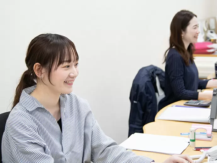 個人スペースがしっかり確保されたデスク！先輩がサポートしてくれるので経験・資格がなくても安心です◎