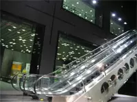 新川本社のエントランスは吹き抜けで、広々きれいです。