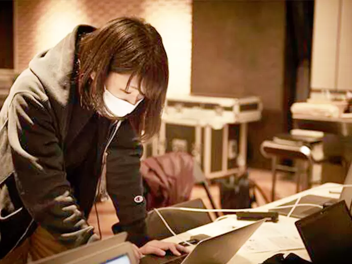 事務業務から出演者対応、台本作りまで幅広い業務に携われます。