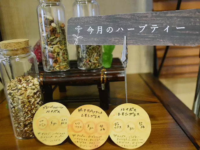 様々な薬膳を自社でブレンドしたお茶。細部にまでこだわります