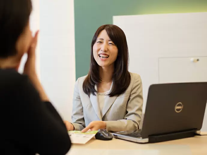 カフェのような落ち着いた雰囲気の店内で、じっくりお客さまと向き合うことができます。