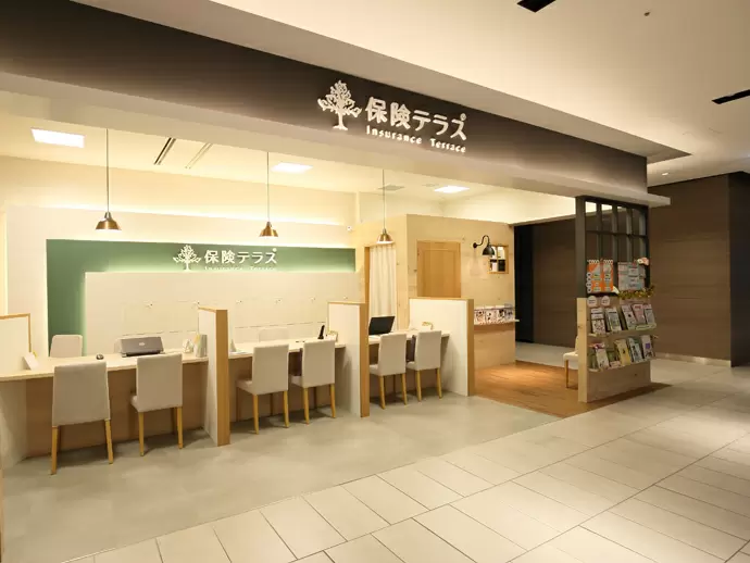写真はグランフロント大阪店。お客さまにリラックスしていただけるような空間づくりを意識しています。