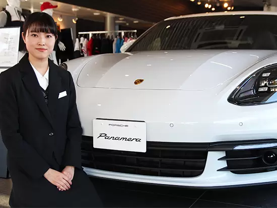 ポルシェという高級車を扱うからこそ、経験できる空気感があります。